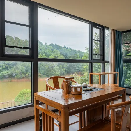Floral Hotel · Yichang Lakeside Mountain House Hotel (Three Gorges Airport Yuting Industrial Zone)