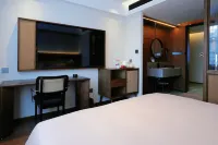 City Wall Homestay (Xiangyang Ancient City North Street Branch)