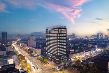 Homeinn Selected Hotel (Dezhou Xinhu Central Plaza Finance Building) Отели рядом с достопримечательностью «Dezhou Botanical Garden»