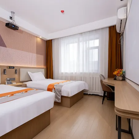 Yayue Hotel (Shihezi Xingfu Road Pedestrian Street)