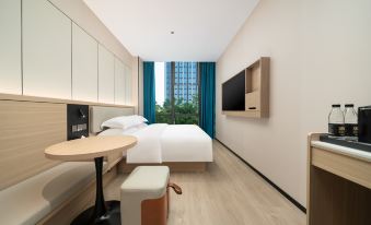 Huacheng Hotel (Nanningdong Railway Station South Square)