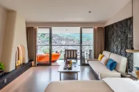 Cloud Retreat ·Summit Gallery Panoramic Homestay (Xijiang Miao Village Viewing Platform) فنادق في لَيشان