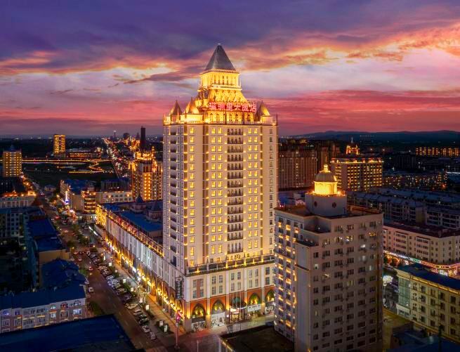 Гостиница Новая Маньчжурия вечером, вид на башню и центр города