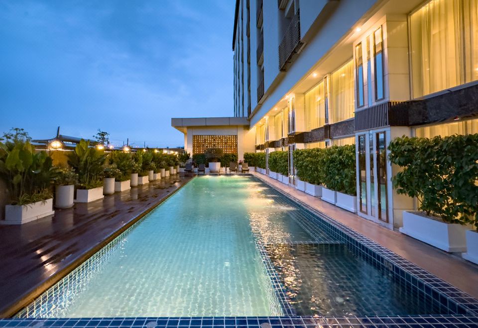 골든 엠파이어 수완나품 호텔