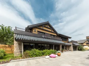 Floral Baihe Left Bank Homestay (Changbai Mountain North Slope Distribution Center Enduli)