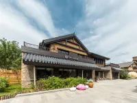 Floral Baihe Left Bank Homestay (Changbai Mountain North Slope Distribution Center Enduli) Hotels near Changbai Mountain North Slope Scenic Area
