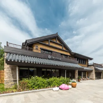 Floral Baihe Left Bank Homestay (Changbai Mountain North Slope Distribution Center Enduli) Отели в г. Анту