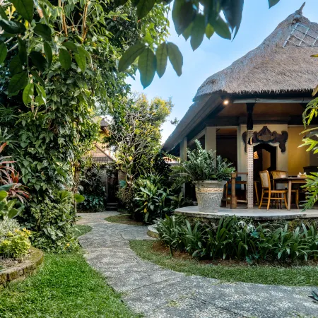 Sri Phala Resort & Villa Отели рядом с достопримечательностью «Пляж Матахари-Тербит»