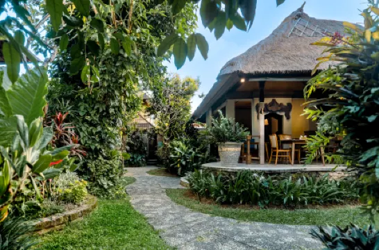 Sri Phala Resort & Villa Отели рядом с достопримечательностью «Bali Theatre»