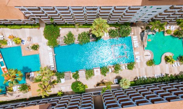 Welcome World Beachfront Resort Pattaya - Family Friendly