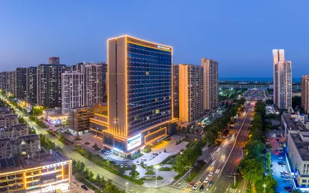 RIZHAO DOWNTOWN Отели рядом с достопримечательностью «Liujiawan Beachcombing Park· Rizhao»