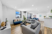 Prime 3BR Apt(Parking)/ICC/DarlingHarbour-10 mins Sydney Home Furnishings附近的飯店