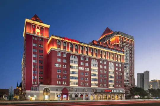 Hampton by Hilton Haikou Qilou Old Street Отели рядом с достопримечательностью «Guwan Street»