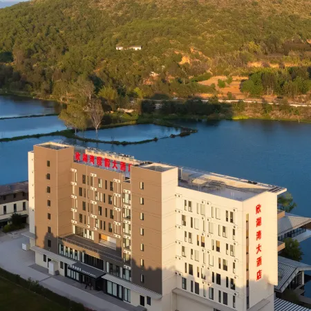 Xinhu Bay Resort Hotel (Chuxiong Xinghai Lake High-speed Rail Station Branch) Отели в г. Чусион