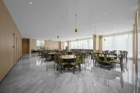 Xinhu Bay Resort Hotel (Chuxiong Xinghai Lake High-speed Rail Station Branch)