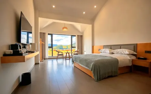 Lugu Lake · Clouds Lakeside Luxury Vacation Homestay