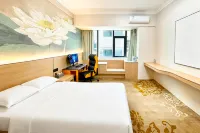 Yaxin E-Sports Hotel (Haikou Qilou Old Street Binhai Avenue) - parking