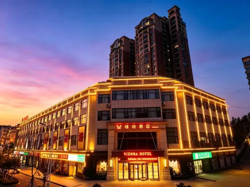 Vienna Hotel (Yingshan Wenshen Zhen Bisheng Avenue Branch) - Parkering