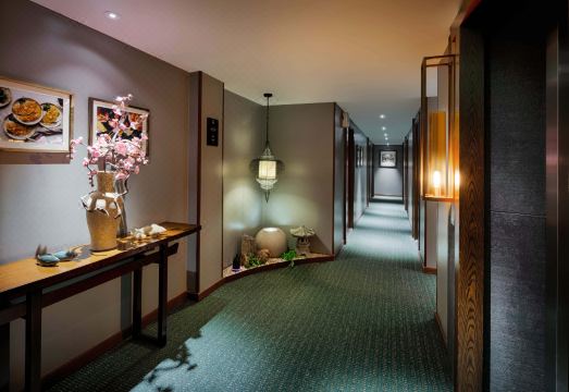 실버랜드 사키오 호텔 루프탑 수영장과 야경