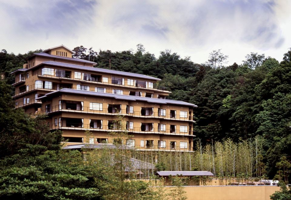 긴잔 료칸의 고급스러운 바/라운지 모습