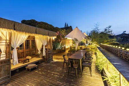 Xitang YiZhao Yixi Huayuan Resort Hotel Отели рядом с достопримечательностью «Yongning Bridge»