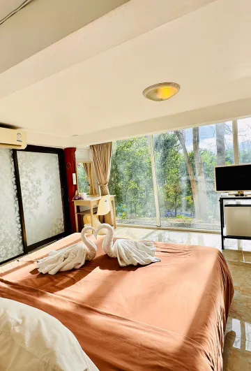 ห้องดีลักซ์ สามท่าน (บ้านวิมาเมฆ/White-House/VIPB81)