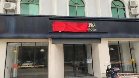 Yicheng Hotel (Maoming China First Beach) Отели рядом с достопримечательностью «Shuidong Bay»