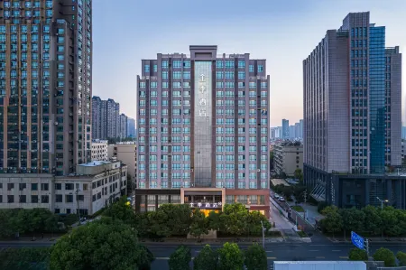 JI Hotel (Nanchang Honggutan Tongluowan Square) Отели рядом с достопримечательностью «Mailuyuan Campus， Jiangxi University of Finance and Economics»