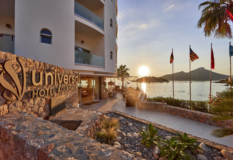 "a building with a sign that says "" universal hotel "" and two flags on the other side" at Universal Hotel Aquamarin