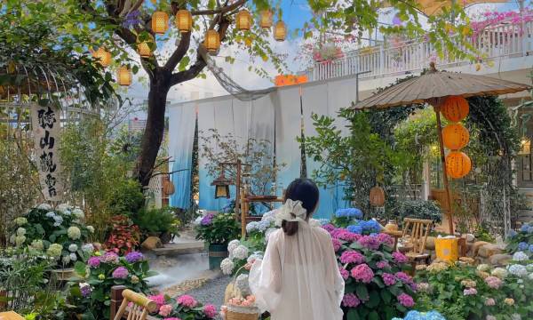 English: slightly drunk Tsuki glass month tea culture B & B (Dali ancient city Erhai store)