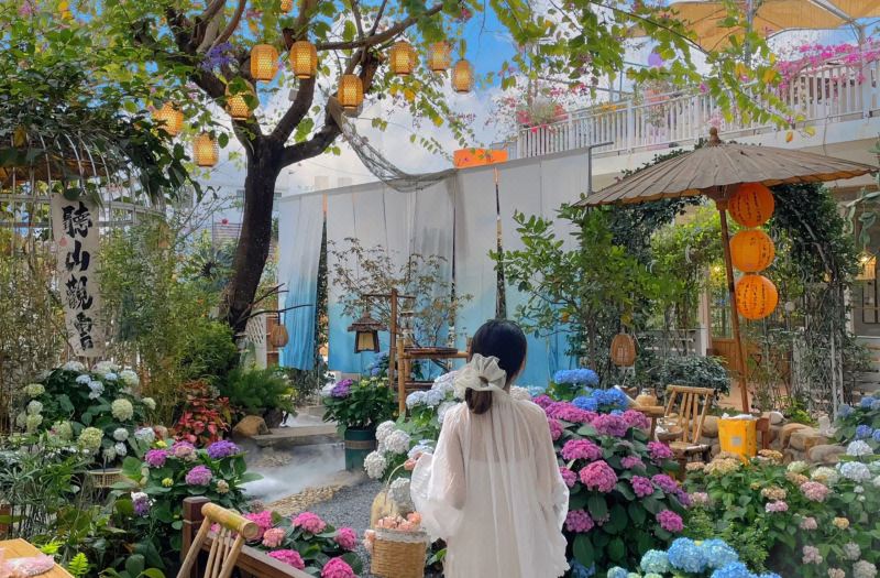 English: slightly drunk Tsuki glass month tea culture B & B (Dali ancient city Erhai store)