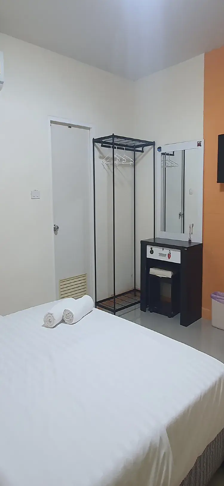 ห้องเตียงใหญ่ พร้อมห้องน้ำส่วนตัว