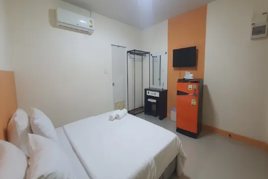 ห้องเตียงใหญ่ พร้อมห้องน้ำส่วนตัว