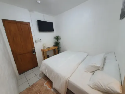 West Coast Beach House Hotels near White Beach