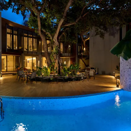 Red Door Hotel, Bangkok Отели рядом с достопримечательностью «Ват-Сакет»