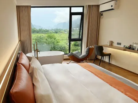 A hotel by the YULONG River Отели рядом с достопримечательностью «Yulong Bridge»