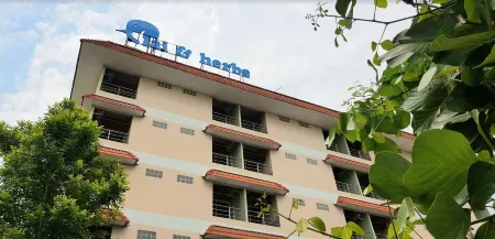 Plai and Herbs Suvarnabhumi Airport Отели рядом с достопримечательностью «Bangkok Flight Services»