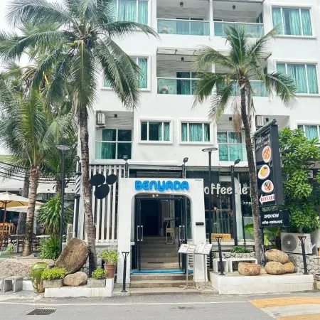 Benyada Lodge - Surin Beach Отели рядом с достопримечательностью «Пляж Лаем-Синг»