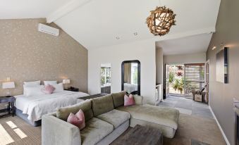 Woodhouse Mountain Lodge