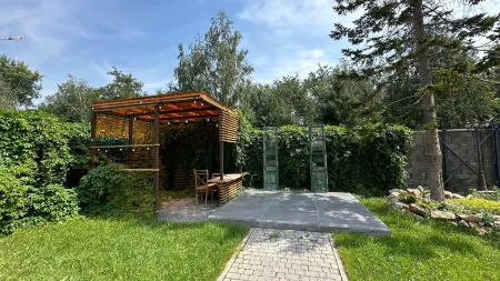 Fotofabrika - Unique Beautiful 3 Storeys House Отели рядом с достопримечательностью «Набережная им. Славского»