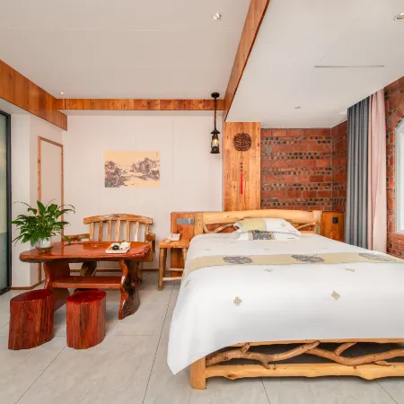Du'an Honghuozhuan Art Homestay (Du'an High-Speed Railway Station)
