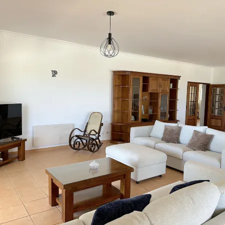 BnB Homes Luxurious Villa Stardust with Swimming pool & BBQ for Family Fun