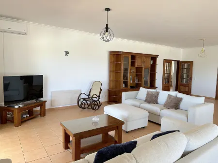 BnB Homes Luxurious Villa Stardust with Swimming pool & BBQ for Family Fun