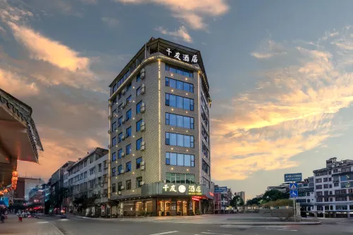 Luchuan Qianyou Riverview Hotel (Luchuan Middle School)