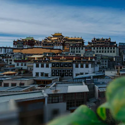 Songjing Bieyuan Homestay (Shangri-La Ganden Sumtseling Monastery) โรงแรมใกล้วัดซงจ้านหลิน