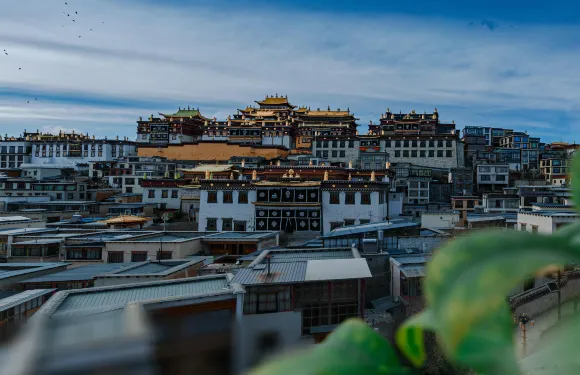 美程裏酒店（香格里拉噶丹松贊林寺店）