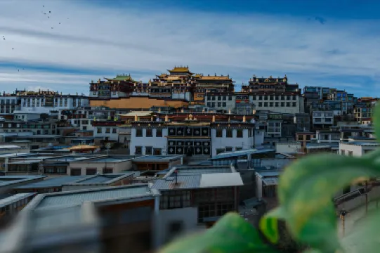 เมคาริ โรงแรม (แชงกรีลา วัดกันเด็น ซุมเซลิง) โรงแรมใกล้วัดซงจ้านหลิน