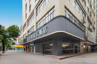 藝龍安雲酒店（信宜竇州里文化創意街店） 鄰近卡百利藝術塗料高定館（清華府店）的酒店