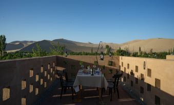 Dunhuang Yinshanji Homestay (Mingsha Mountain and Crescent Moon Spring Scenic Area)