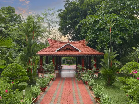 Sterling Lake Palace Alleppey Отели рядом с достопримечательностью «Кидангампарамбу Сри Буванесвари Темпл»